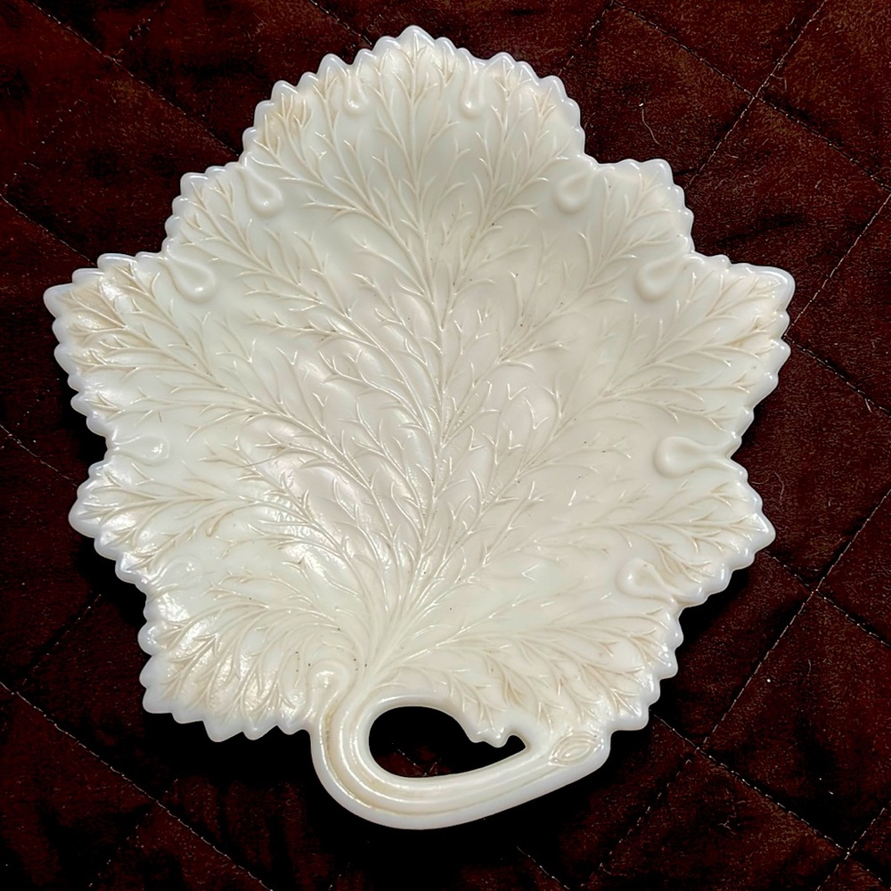 FENTON 1950s milk glass leaf dish